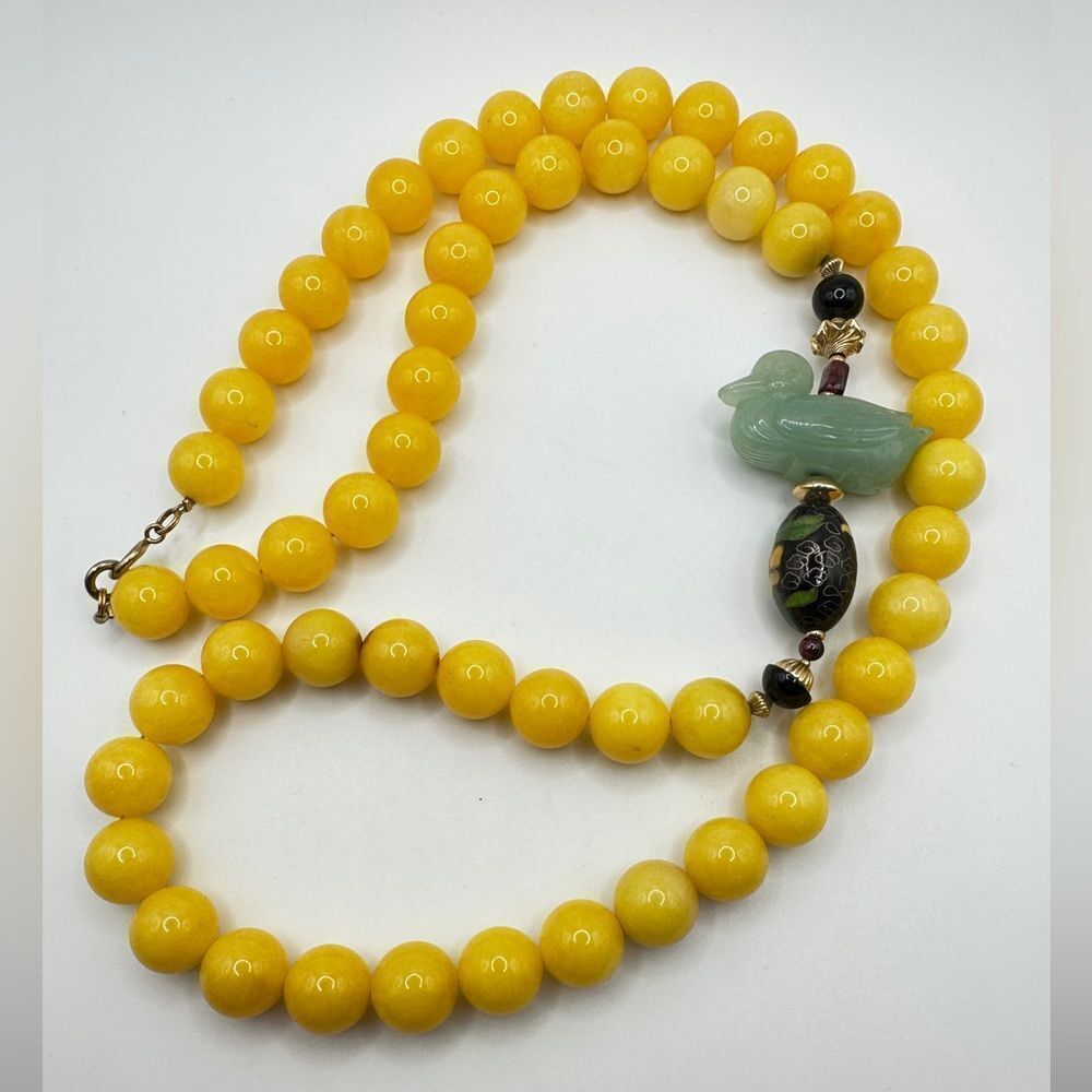 34"‎ of yellow jade beads with accent green nephrite jade duck, necklace!